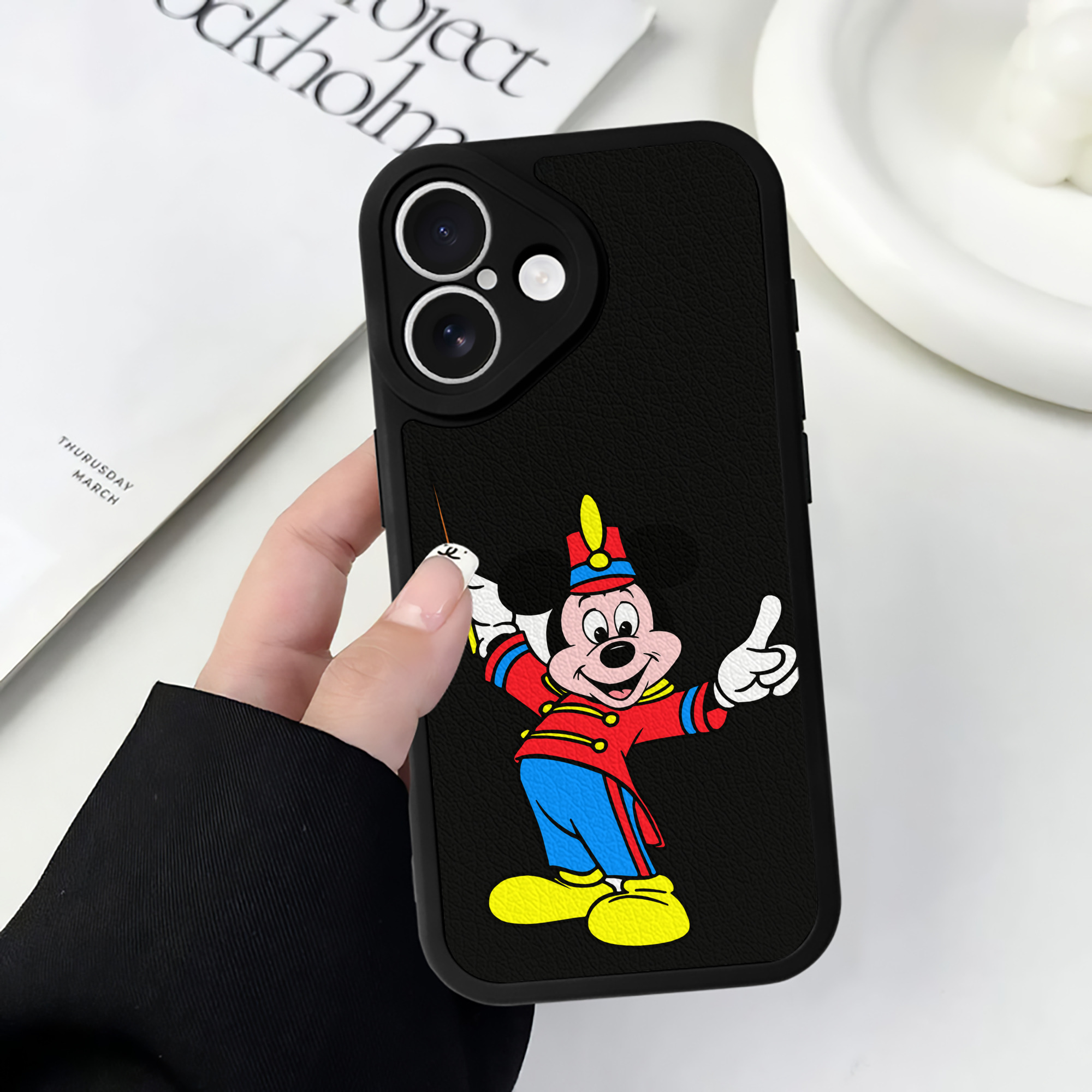 （画像用） ミッキーマウス Mickey Mouse 【iPhone 16シリーズ対応】シリコンスマホケース（レザー調） 材質：シリコン